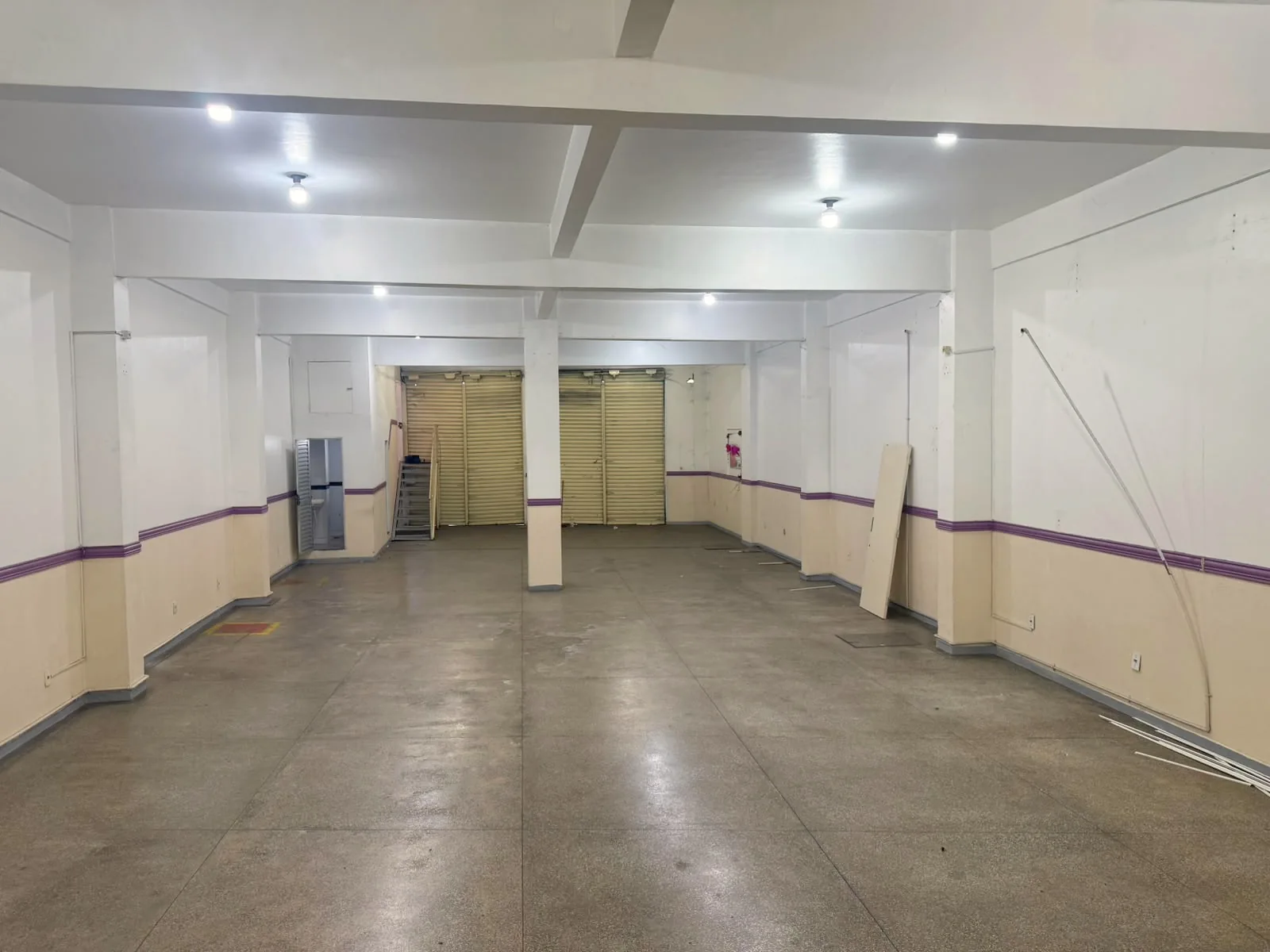 Prédio comercial para alugar na Av. Grande Circular — São José Operário
